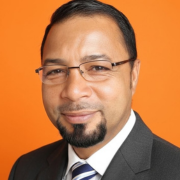 صورتي بخلفية برتقالية مع كلارافتا